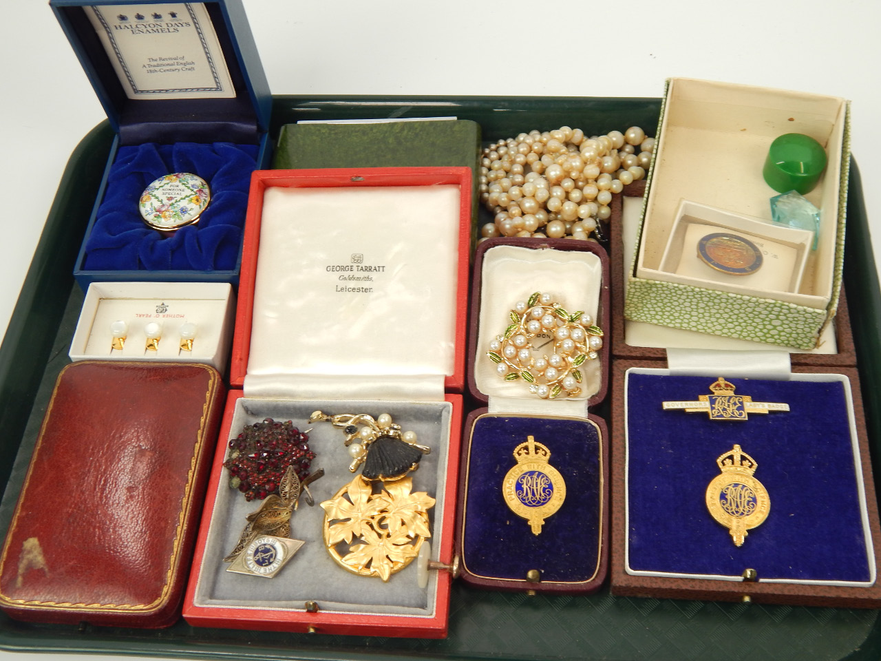 Appraisal: An enamel box and a collection of costume brooches and