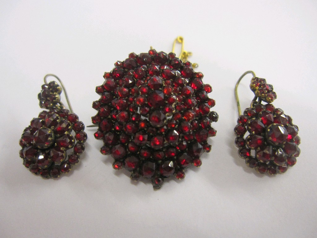 Appraisal: Victorian garnet cluster remembrance brooch with foil back and an