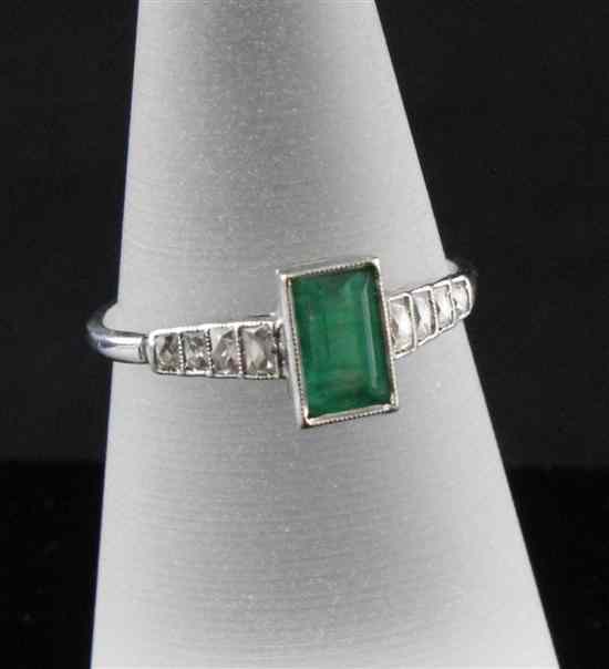 Appraisal: A platinum emerald and diamond dress ring with central rectangular