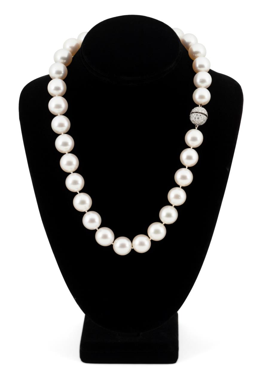 Appraisal: SOUTH SEA PEARL DIAMOND K NECKLACE South Sea cultured pearl