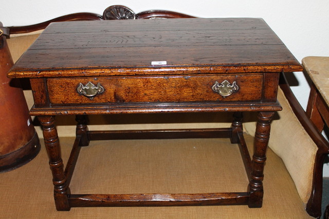 Appraisal: AN OAK TH CENTURY STYLE SMALL SIDE TABLE a leather