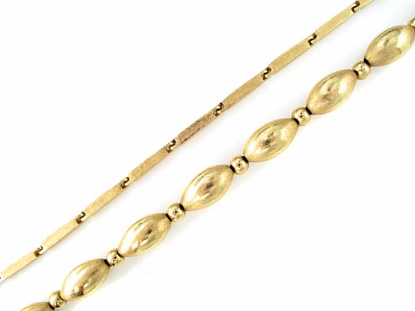 Appraisal: A box chain necklace with a gold oval and round