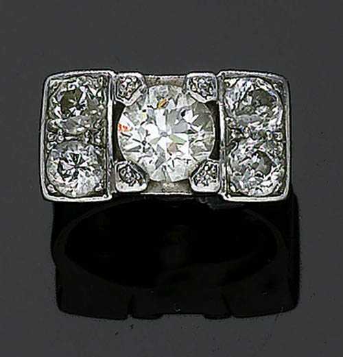 Appraisal: DIAMOND RING ca Platinum Elegant ring the rectangular top set