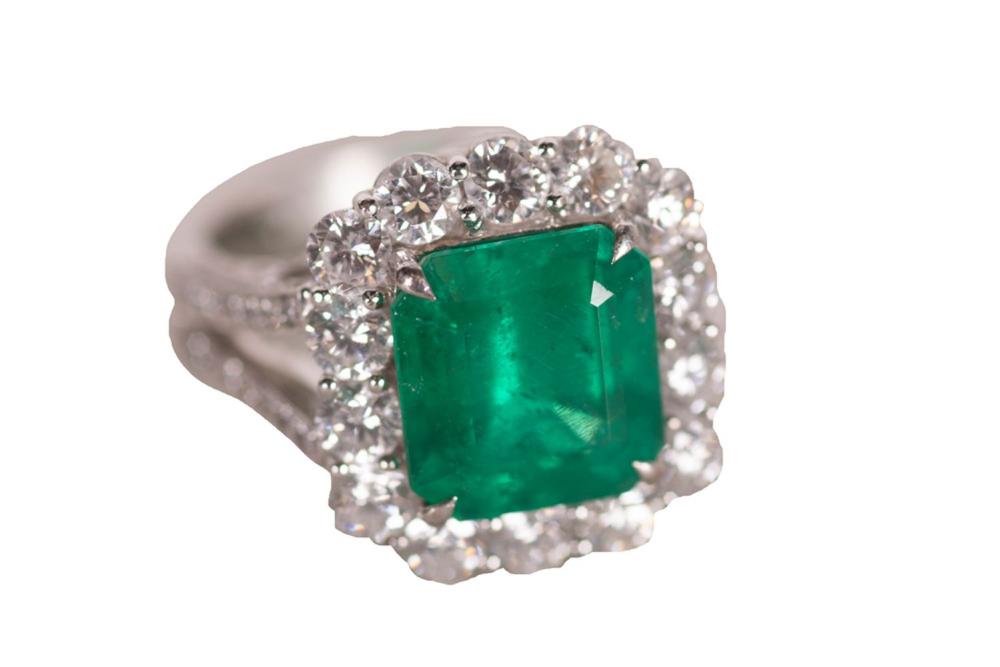 Appraisal: KARAT DIAMOND EMERALD COCKTAIL RINGstamped k and containing one octagonal