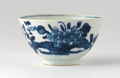 Appraisal: A Bow blue and white teabowl painted with an insect