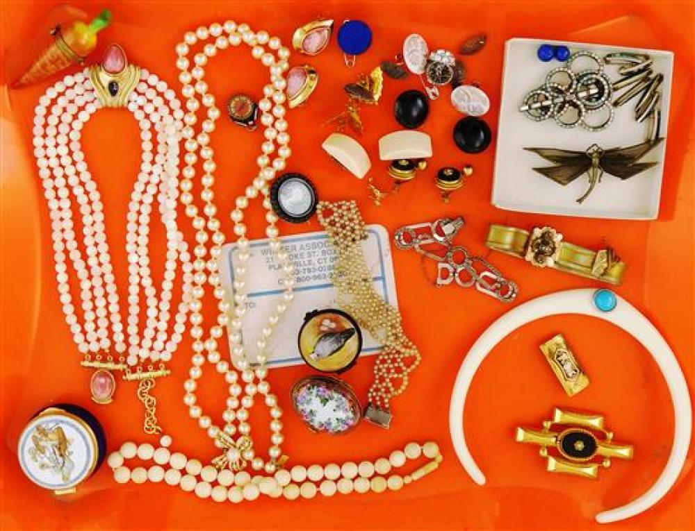 Appraisal: COSTUME Costume jewelry assortment pieces including assorted pins and brooches