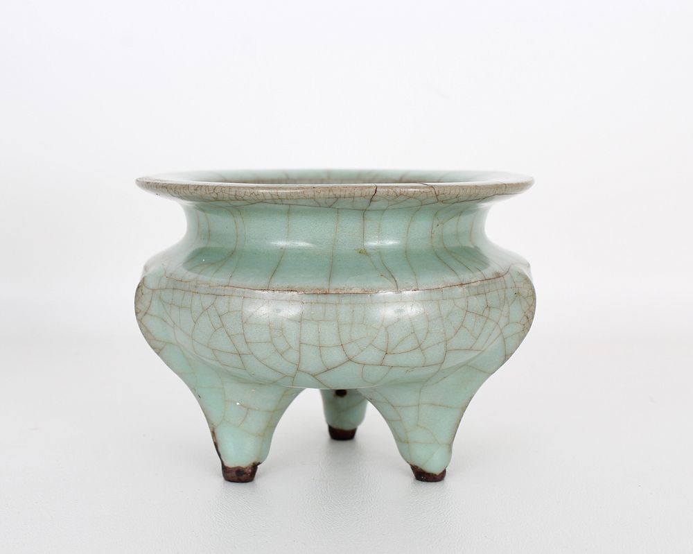 Appraisal: Chinese Guan Type Crackled Celadon Incense Burner Chinese Guan Type