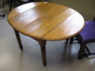 Appraisal: A COUNTRY VICTORIAN DROP-LEAF DINING TABLE American last quarter of