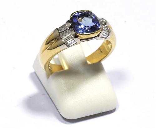 Appraisal: TANZANITE AND DIAMOND RING Yellow gold Elegant ring the top