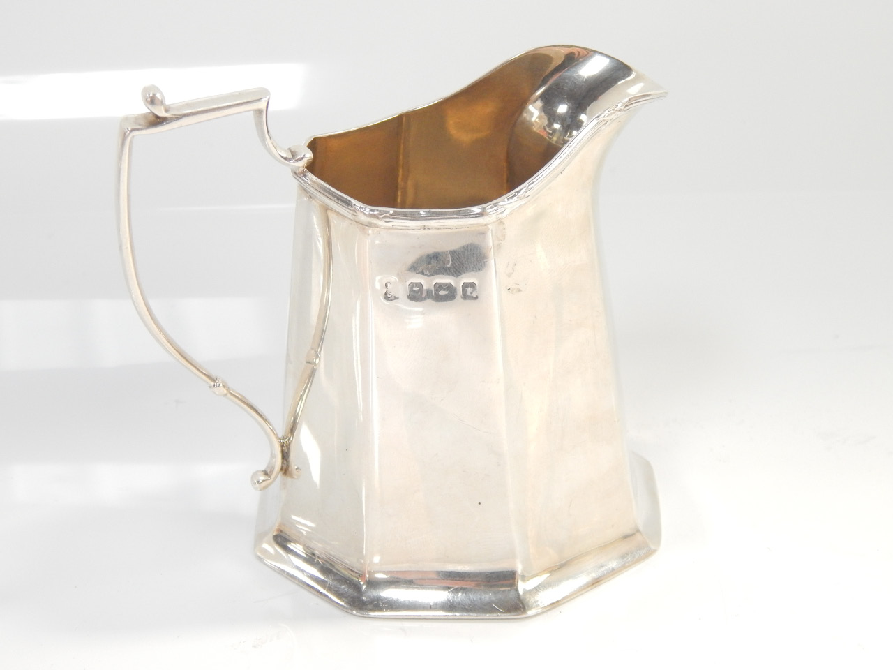 Appraisal: A George V silver octagonal cream jug Birmingham cm high