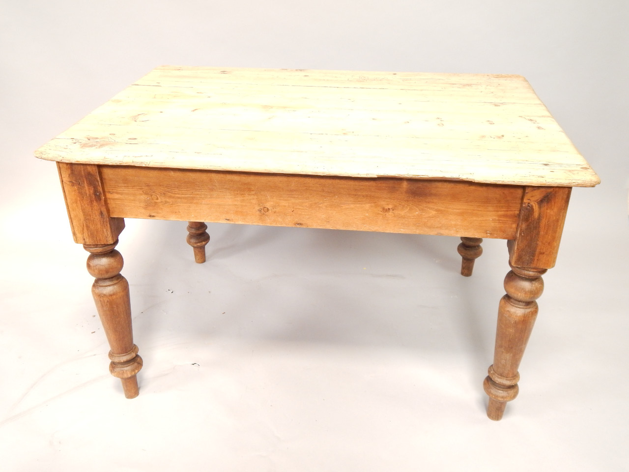 Appraisal: A Victorian pine kitchen table with turned legs and drawer