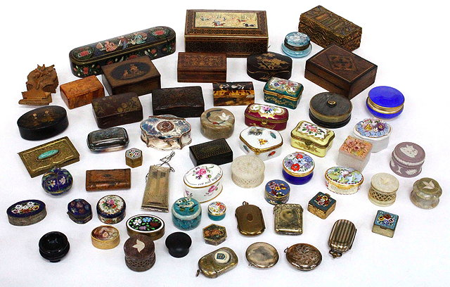 Appraisal: A LARGE SELECTION OF TH AND TH CENTURY SNUFF BOXES