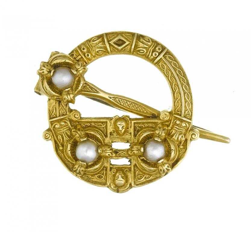 Appraisal: AN IRISH CELTIC REVIVAL GOLD ANNULAR BROOCH in the form