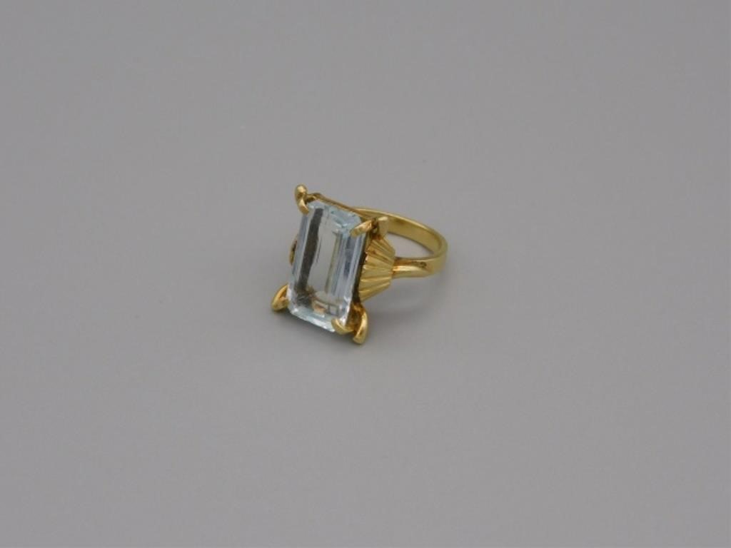 Appraisal: KT YELLOW GOLD LADY'S RING SET WITH A LARGEemerald cut