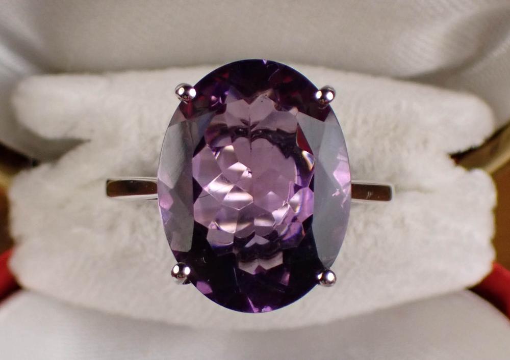 Appraisal: AMETHYST AND WHITE GOLD SOLITAIRE RING The k white gold