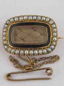 Appraisal: A yellow metal tests high carat gold mourning brooch set