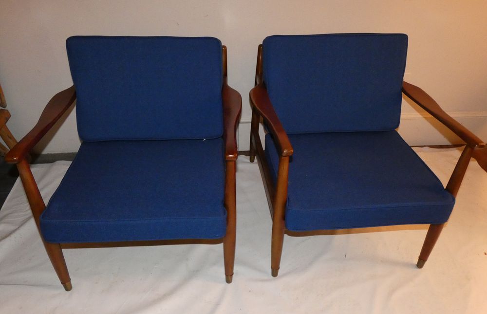 Appraisal: PAIR MID CENTURY CHAIRS Pair of mid century mahogany easy