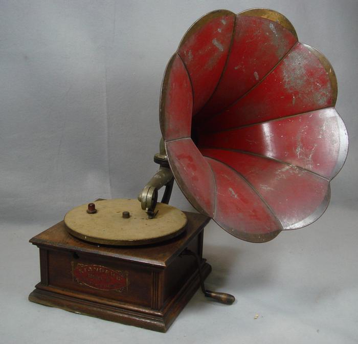 Appraisal: Standard Talking Machine Company Model A oak disc record player