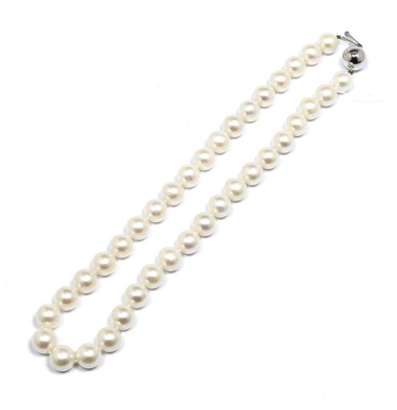 Appraisal: A PEARL NECKLACE White gold clasp Classic necklace composed of