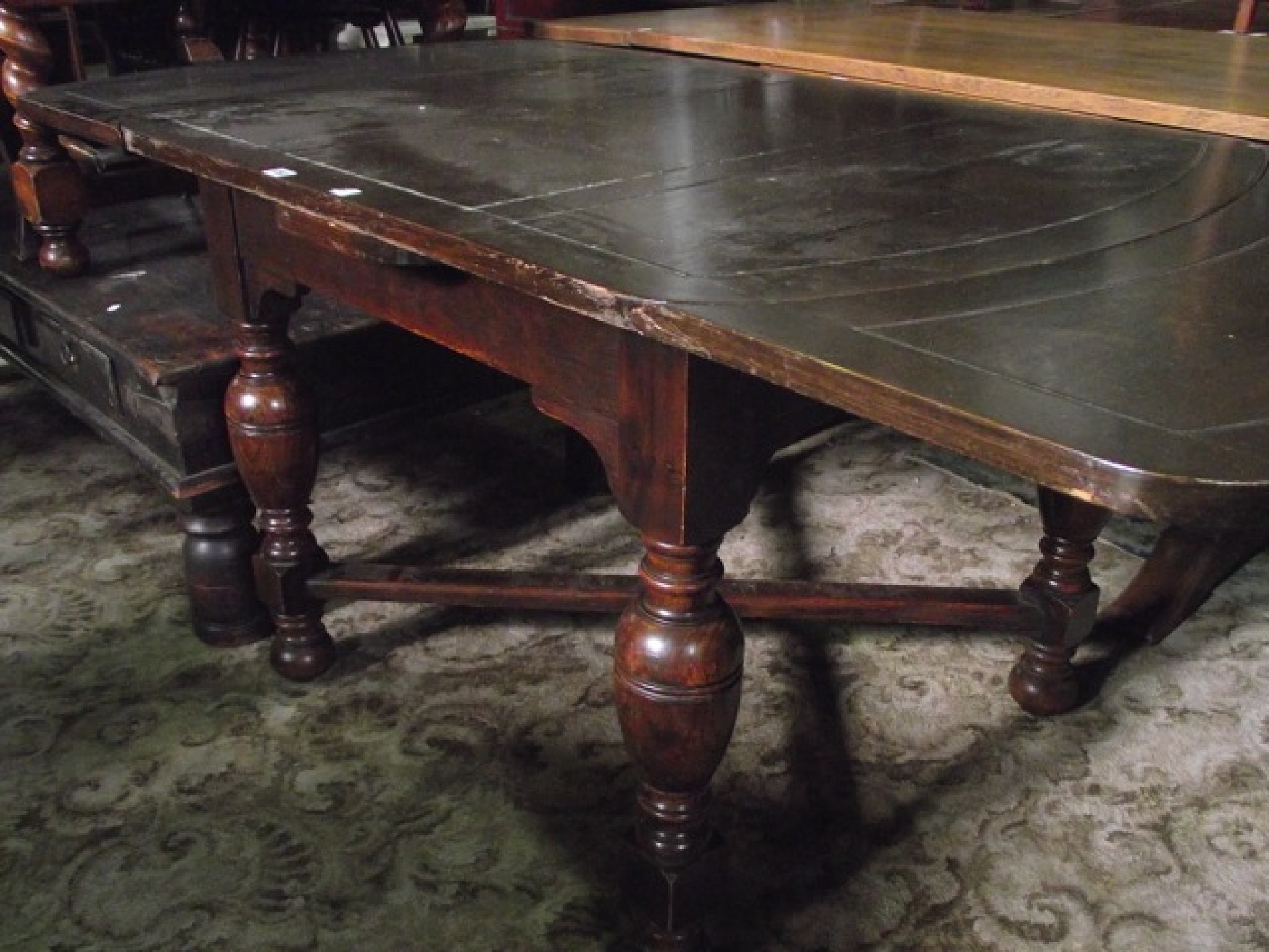 Appraisal: An oak draw leaf dining table with rounded ends and