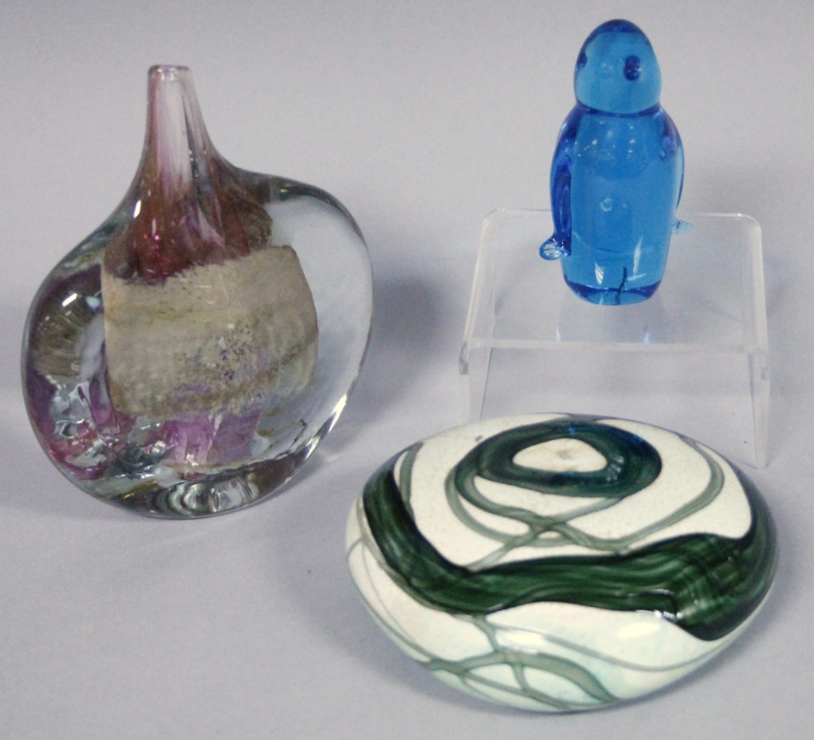 Appraisal: Various glassware comprising a Pebble paperweight by Gozo in green