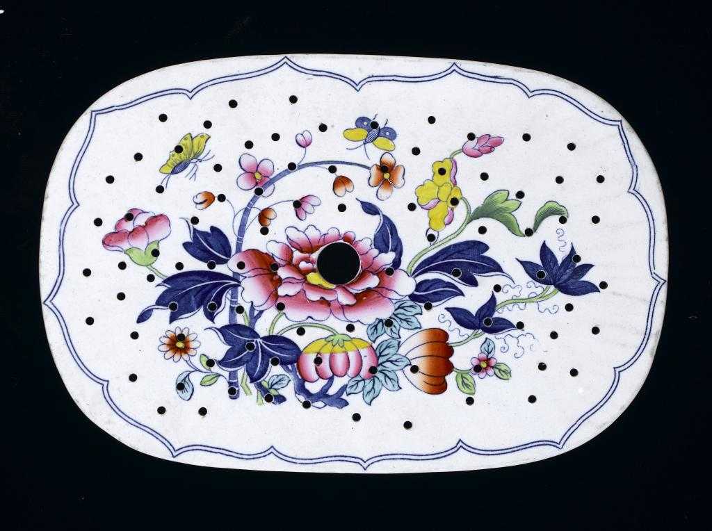 Appraisal: A SPODE EARTHENWARE DRAINER transfer printed in blue and painted