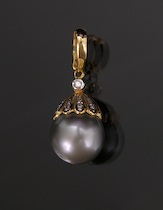 Appraisal: A Tahitian Pearl Pendant kt yellow gold a black Tahitian