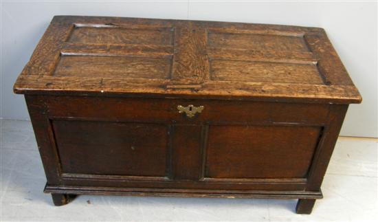 Appraisal: th century oak coffer with panelled top front and sides