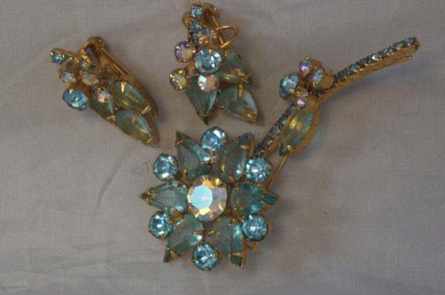 Appraisal: 's- 's - Unmarked D E Juliana matching Flower brooch