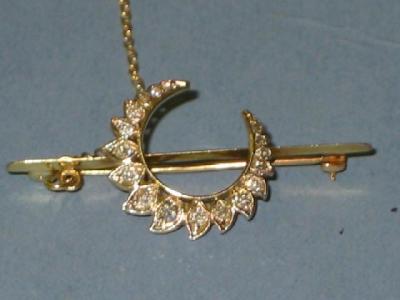 Appraisal: A DIAMOND BROOCH the ct gold bar mounted with a