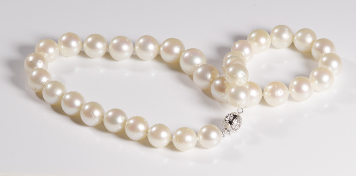 Appraisal: SOUTH SEA PEARL NECKLACE comprising white round graduated pearls with