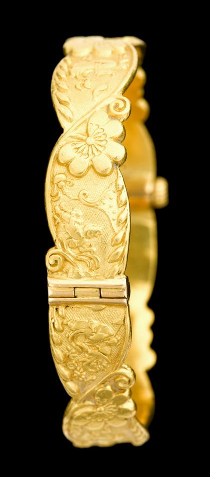 Appraisal: Chinese k yellow gold hinged bangle bracelet th century