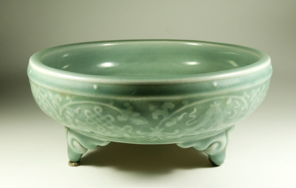 Appraisal: CHINESE QING CELADON PORCELAIN TRIPOD CENSER BOWL China Qing DynastyShallow