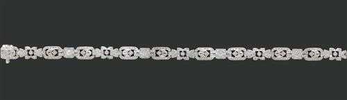 Appraisal: DIAMANT-BRACELET Weissgold Apartes Bracelet im Art-D co Stil mit fein