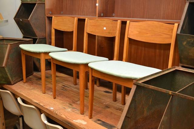 Appraisal: A SET OF FOUR 'S TEAK DINING CHAIRS IN TEAL