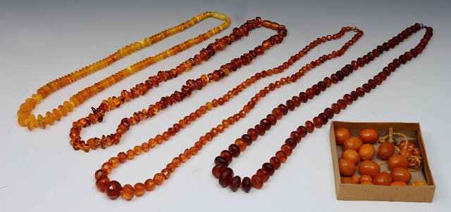 Appraisal: A collection of loose graduated amber beadsuntested for treatments together