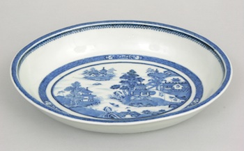 Appraisal: An Oval Chinese Export Serving Dish An oval Chinese Export