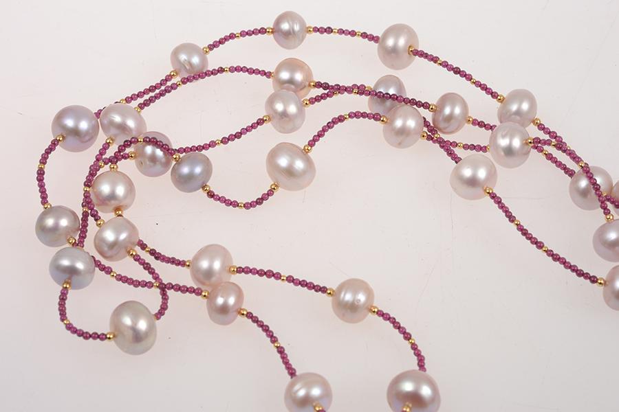 Appraisal: A FRESHWATER PEARL AND GARNET BEAD NECKLACE IN CT YELLOW