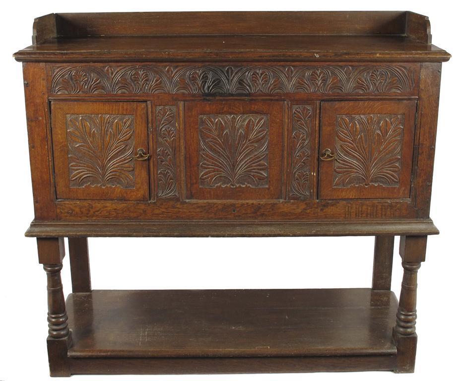 Appraisal: An oak livery cupboard