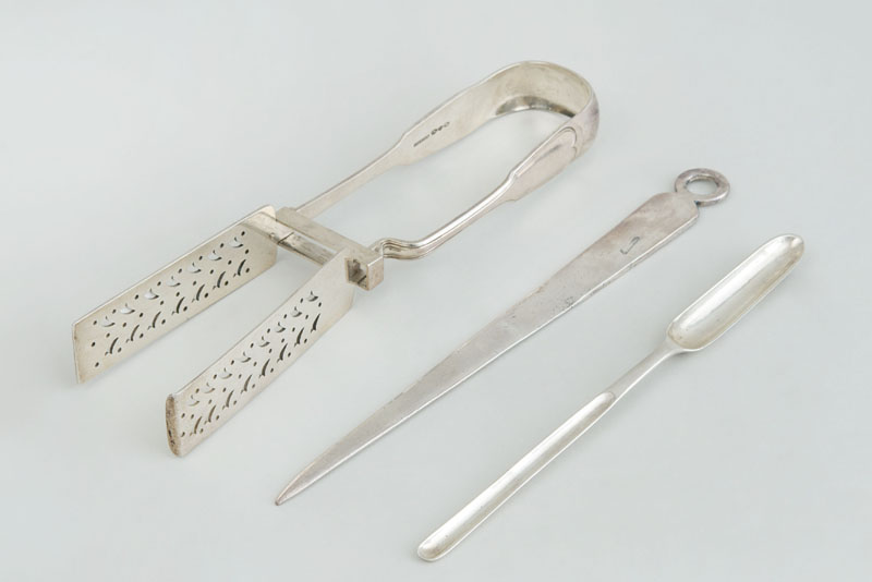 Appraisal: AMERICAN SILVER PAIR OF ASPARAGUS TONGS AN AMERICAN SILVER MARROW