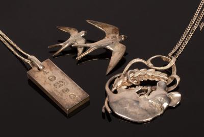 Appraisal: A silver pendant modelled as a mouse clinging to an