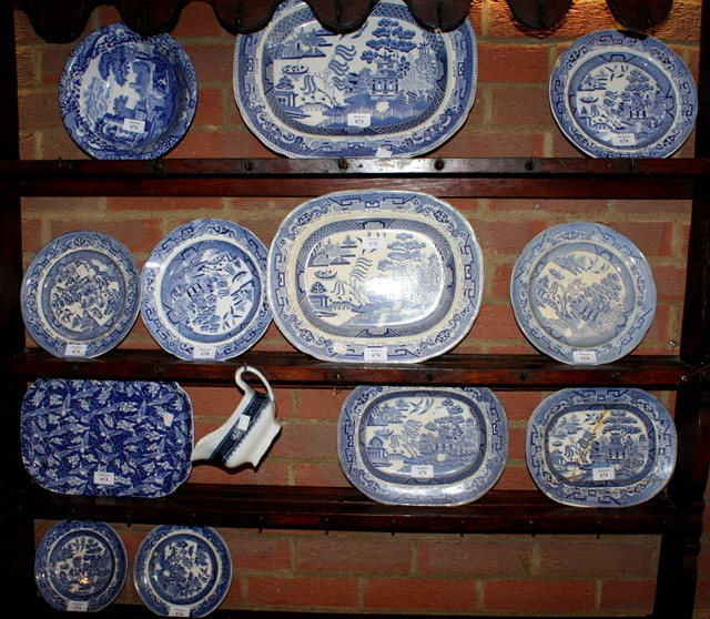 Appraisal: A QUANTITY OF BLUE AND WHITE WILLOW PATTERN CHINA mainly