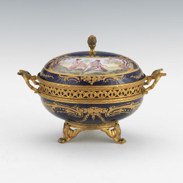 Appraisal: FRENCH SEVRES STYLE PORCELAIN VANITY BOX WITH COVER FOR OVINGTON