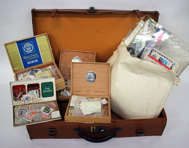 Appraisal: AN OLD LEATHER SUITCASE containing a collection of world stamps