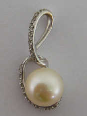 Appraisal: An Italian carat white gold cultured pearl and diamond pendant