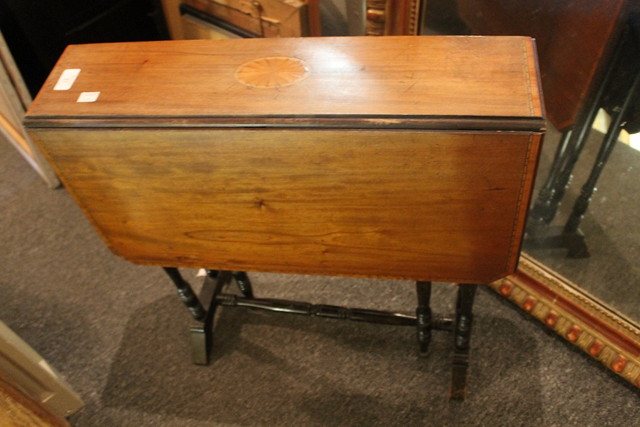 Appraisal: AN EDWARDIAN MAHOGANY SUTHERLAND TABLE with gateleg action turned supports