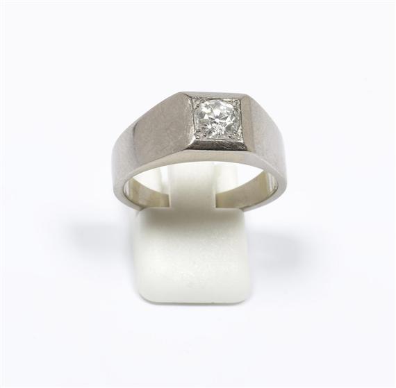 Appraisal: DIAMOND GENTLEMAN'S RING White gold Casual-elegant band ring the rectangular