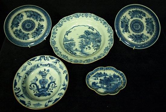 Appraisal: A Chinese blue and white oval spoon tray with willow