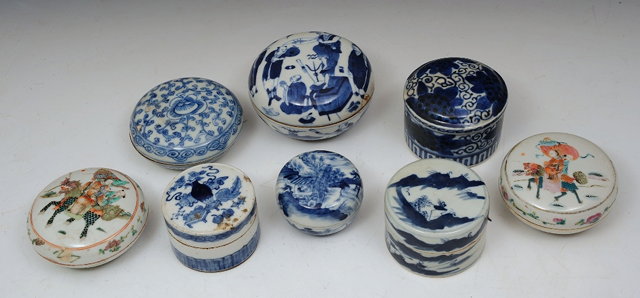 Appraisal: A COLLECTION OF EIGHT CHINESE BLUE AND WHITE AND POLYCHROME