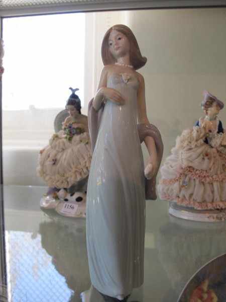 Appraisal: LLADRO FIGURE LADY WITH SHAWL REPAIRED